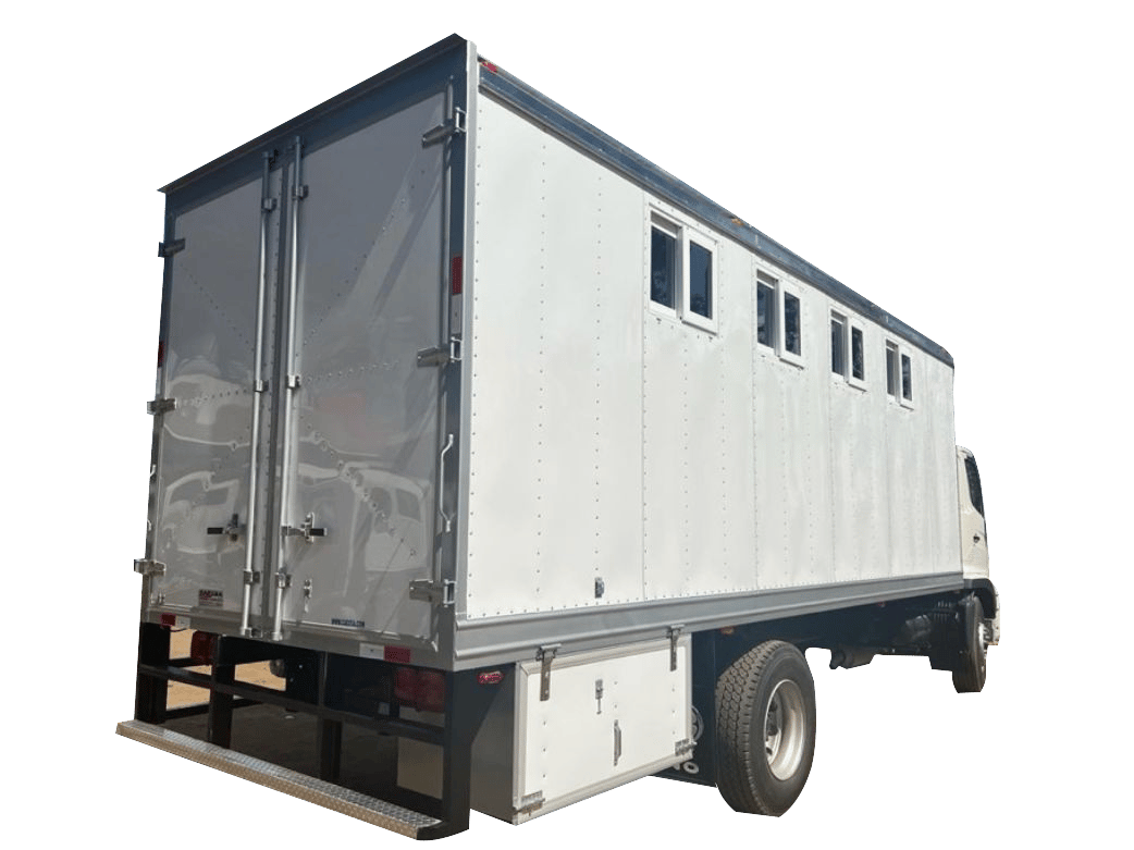 Imagen de un gran camión, de la parte de atrás con 4 ventanas pequeñas en la parte de arriba del lado derecho